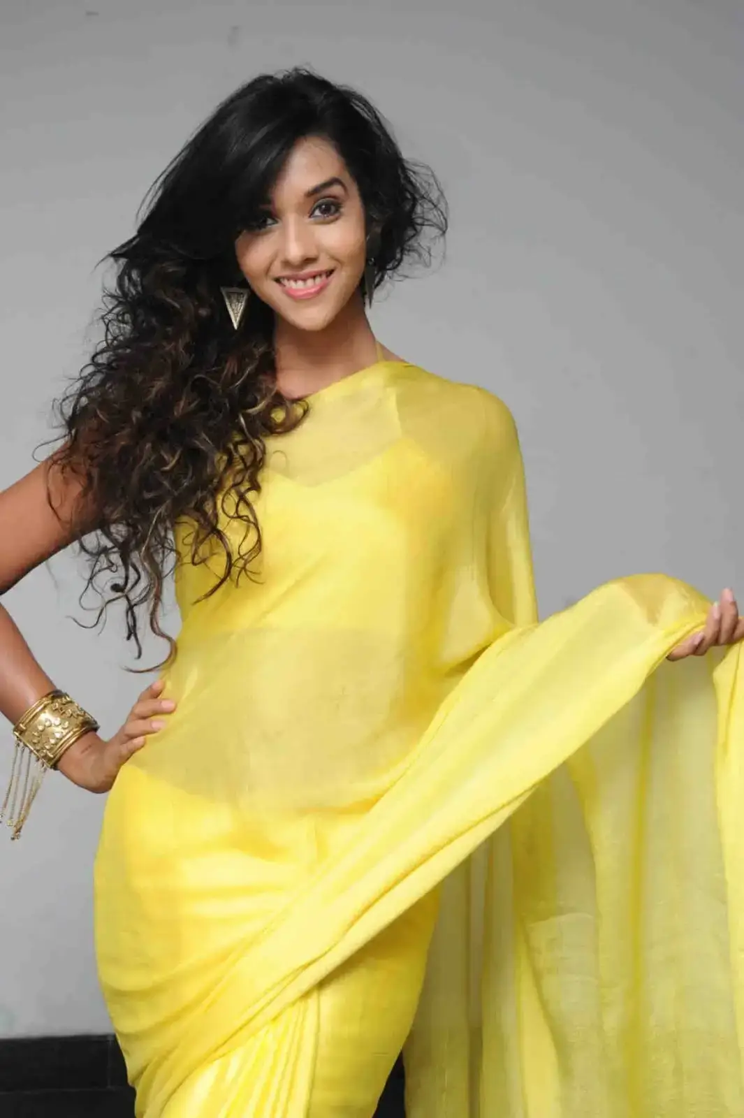 SOUTH INDIAN ACTRESS ANUPRIYA IMAGES IN YELLOW SAREE 4